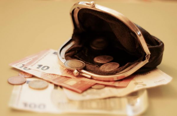 ΕΡΓΑΝΗ: Στα 1.176 ευρώ ο μέσος μισθός στην Ελλάδα