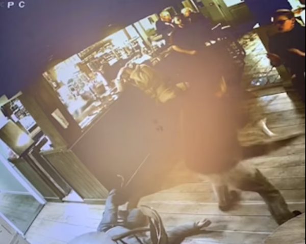 Σοκαριστικά πλάνα: Τον πέταξαν έξω και γύρισε με τσεκούρι – Χτύπησε θαμώνα στο κεφάλι