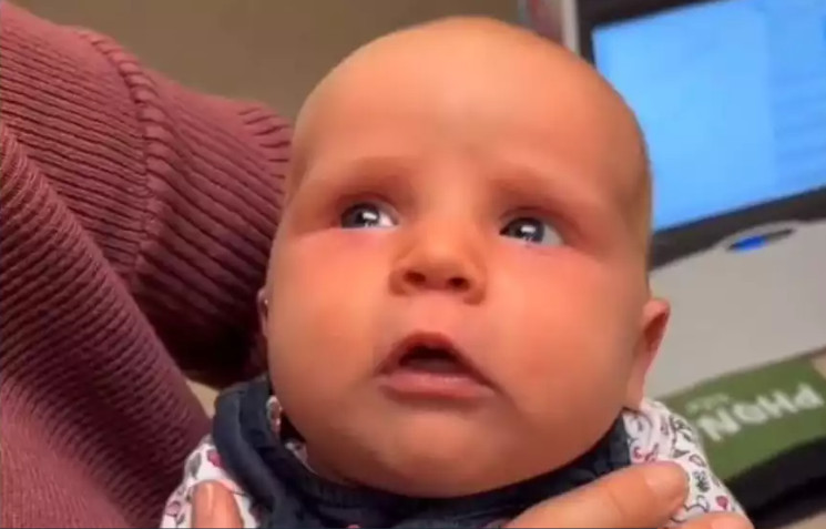 Η μικρή Savvie άκουσε για πρώτη φορά – Το βίντεο που έκανε το ίντερνετ να δακρύσει