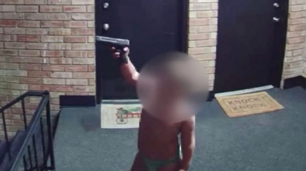 Σοκαριστικά πλάνα σε live μετάδοση στις ΗΠΑ: 4χρονος με όπλο – Συνέλαβαν τον πατέρα του
