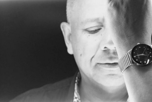 Σκηνοθέτησε τον θάνατό του για να δει ποιοι θα εμφανιστούν στην κηδεία