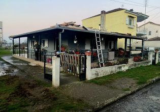 Δήμος και κάτοικοι επισκευάζουν σπίτι που κάηκε στα Τρίκαλα