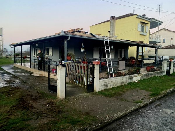 Δήμος και κάτοικοι επισκευάζουν σπίτι που κάηκε στα Τρίκαλα