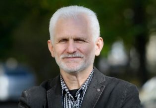 Λευκορωσία: Άρχισε η δίκη του Άλες Μπιαλιάτσκι – Η πρώτη μακράς σειράς δικών αντιφρονούντων στο καθεστώς του Μινσκ