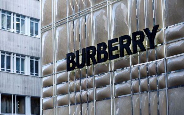 Burberry: Σάλος με καμπάνια που μοντέλο έχει αφαιρέσει το στήθος του – Κατακραυγή στα social media