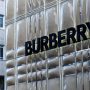 Burberry: Σάλος με καμπάνια που μοντέλο έχει αφαιρέσει το στήθος του – Κατακραυγή στα social media