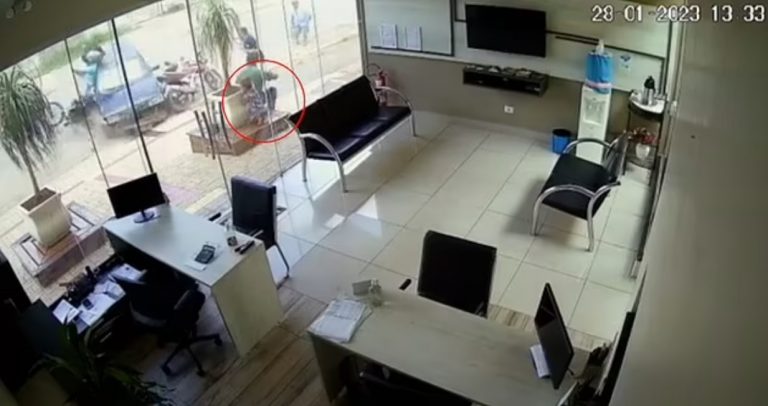 Σώθηκε από θαύμα 5χρονο κοριτσάκι – Σοκαριστικά πλάνα από τροχαίο