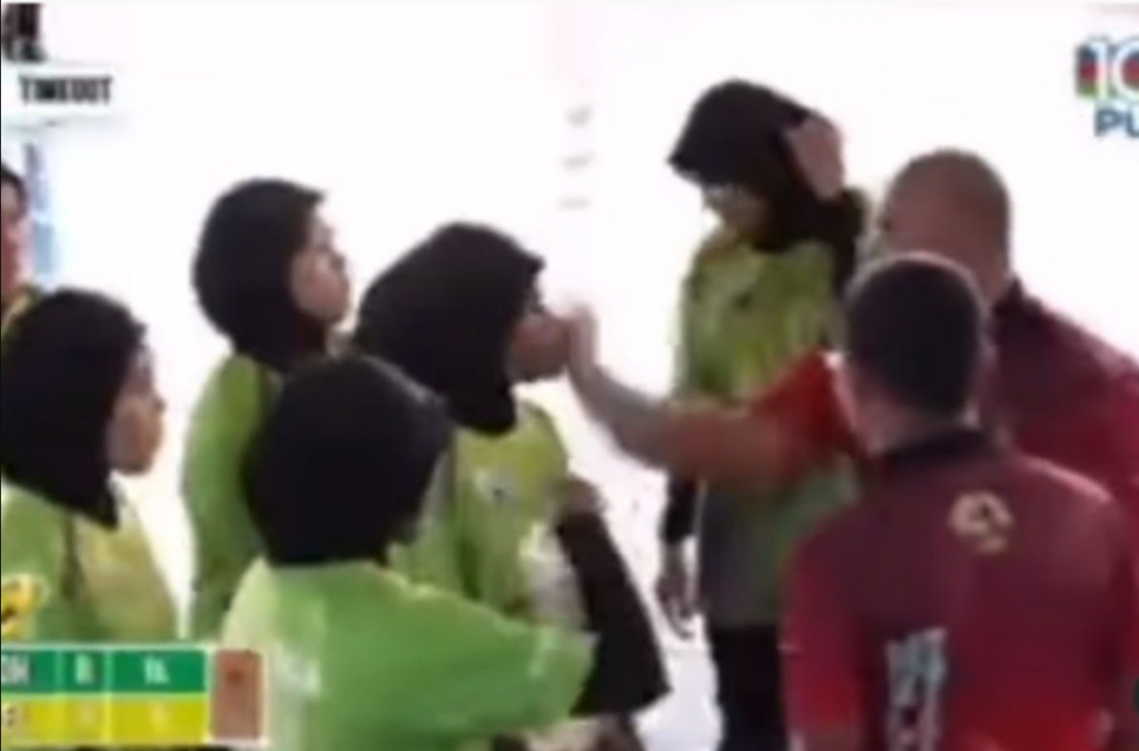 Ντροπή και αίσχος: Προπονητής χαστούκισε live τις αθλήτριές του