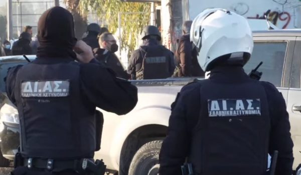 Βίντεο από την επιχείρηση της ΕΛ.ΑΣ. στο Ζεφύρι – Βρέθηκε βλήμα όλμου