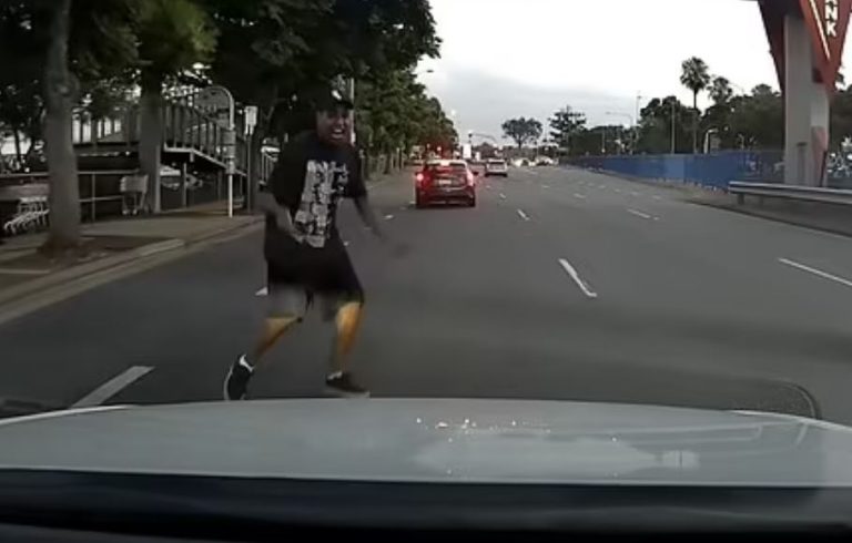 Αυστραλία: Έπεσε επίτηδες πάνω σε αυτοκίνητο για να πάρει χρήματα από την ασφαλιστική