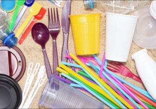 Πλαστικά μίας χρήσης: Το Ισραήλ καταργεί τον φόρο για χάρη των υπερορθοδόξων