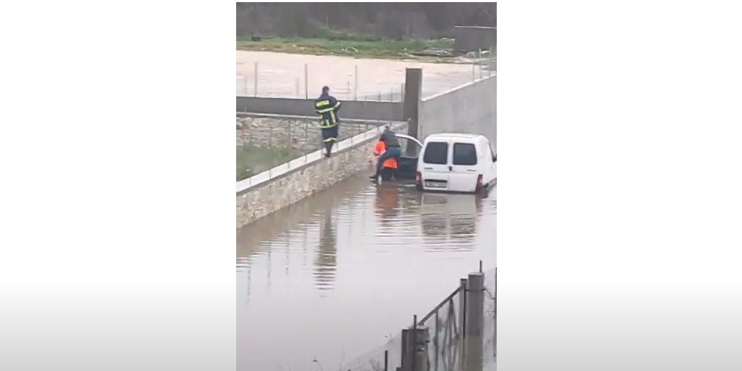 Ηγουμενίτσα: Πυροσβέστης απεγκλώβισε οδηγό από πλημμυρισμένο δρόμο