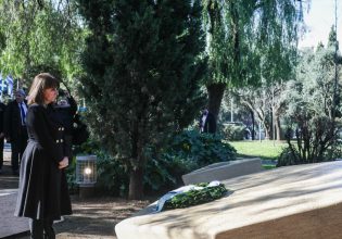 Ημέρα Μνήμης Ολοκαυτώματος: «Να μην εφησυχάζουμε, να μη σιωπούμε» λέει η ΠτΔ Κατερίνα Σακελλαροπούλου