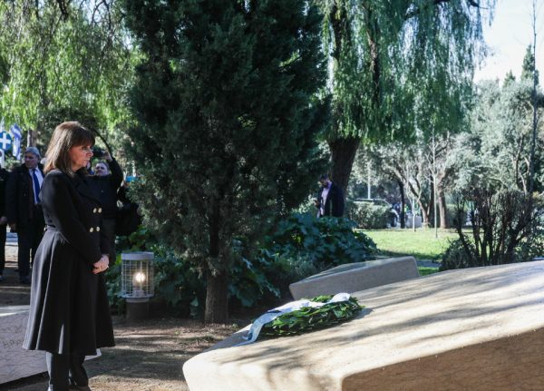 Ημέρα Μνήμης Ολοκαυτώματος: «Να μην εφησυχάζουμε, να μη σιωπούμε» λέει η ΠτΔ Κατερίνα Σακελλαροπούλου
