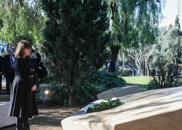 Ημέρα Μνήμης Ολοκαυτώματος: «Να μην εφησυχάζουμε, να μη σιωπούμε» λέει η ΠτΔ Κατερίνα Σακελλαροπούλου