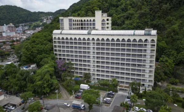 Σε κοιμητήριο – πολυκατοικία η τελευταία κατοικία του Πελέ