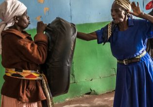 Κένυα: 81χρονη εκπαιδεύει τις γυναίκες να αποκρούουν βιαστές και ληστές