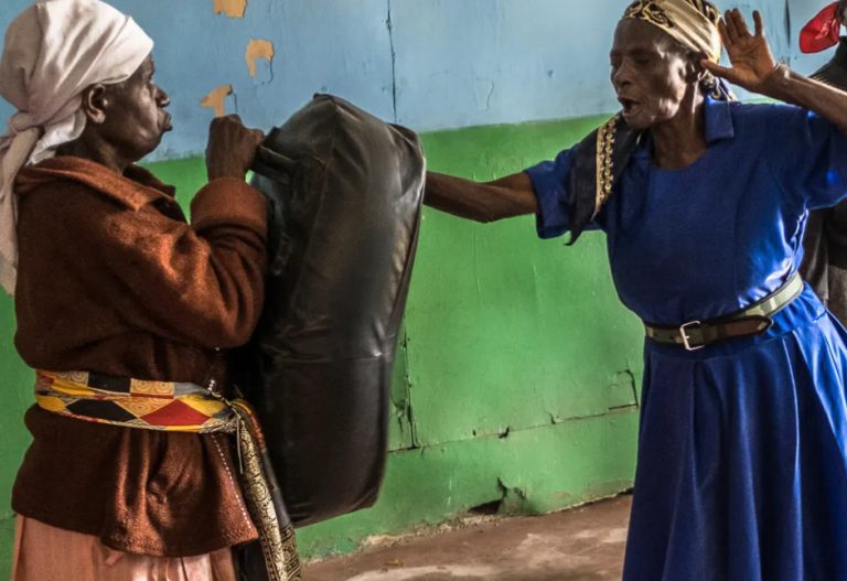 Κένυα: 81χρονη εκπαιδεύει τις γυναίκες να αποκρούουν βιαστές και ληστές