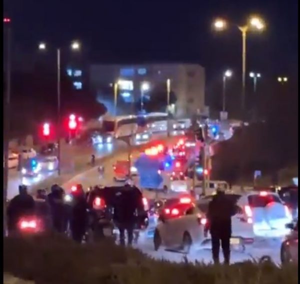 Ισραήλ: Τουλάχιστον επτά νεκροί από πυροβολισμούς σε συναγωγή