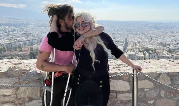 Queer: Σκληρή απάντησή Πεφτίτση στα αρνητικά σχόλα για τον queer συντροφό της