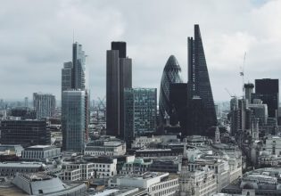 Βρετανία: Πενθήμερο στο γραφείο για μεγαλύτερες αυξήσεις