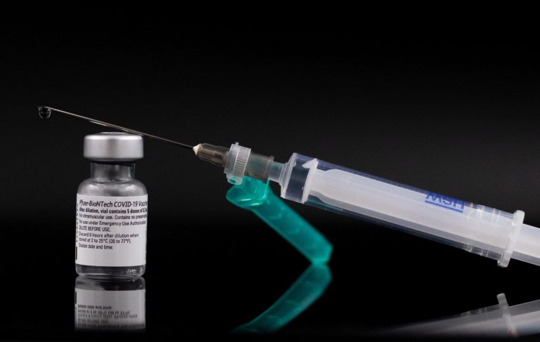 Κοροναϊός: Κάθε πότε θα πρέπει να εμβολιαζόμαστε – Μελέτη