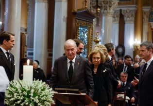 Τέως βασιλιάς Κωνσταντίνος: Στο πλευρό της βασίλισσας Σοφίας ο εξόριστος Χουάν Κάρλος [εικόνες]