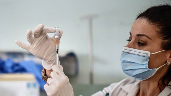 Παπαευαγγέλου: Στατιστική σύμπτωση τα ισχαιμικά εγκεφαλικά με το επικαιροποιημένο εμβόλιο