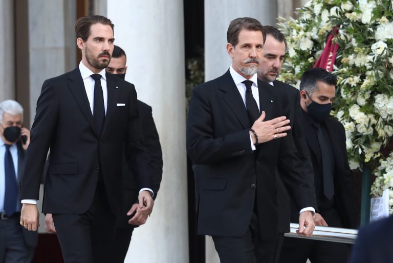 Τέως βασιλιάς Κωνσταντίνος: Αναχώρησε για το Τατόι η οικογένεια για το τρισάγιο