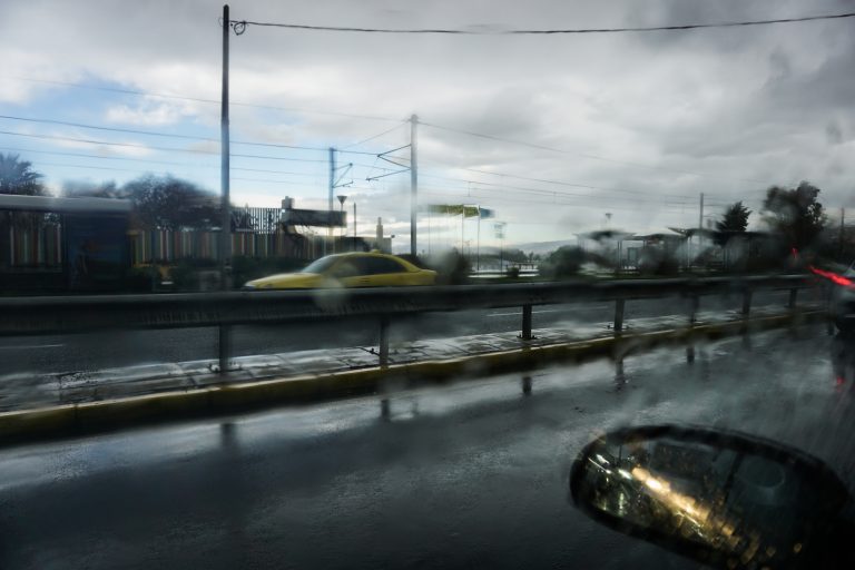 Κακοκαιρία στην Αττική: Κεραυνοί, καταιγίδες και ισχυροί άνεμοι – Νέα επιδείνωση τις επόμενες ώρες