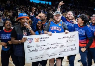 Οπαδός των Θάντερ έβαλε το σουτ της ζωής του και πήρε 20.000 δολάρια (vid)