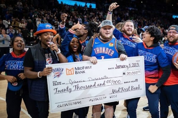 Οπαδός των Θάντερ έβαλε το σουτ της ζωής του και πήρε 20.000 δολάρια (vid)