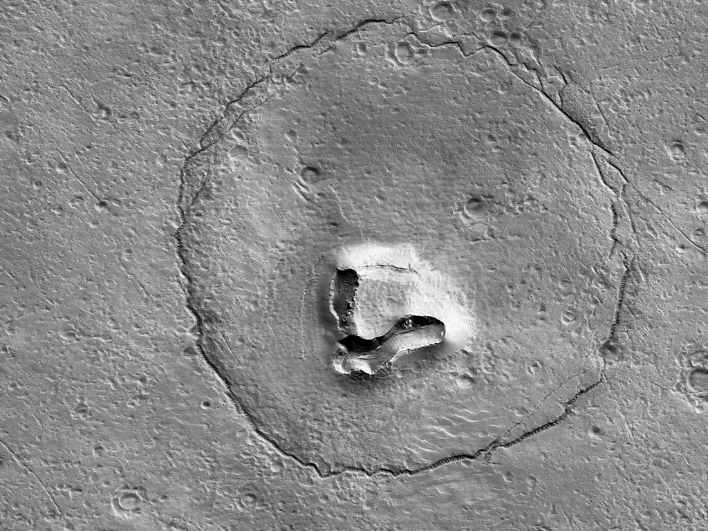 Άρης: Φωτογραφία που θυμίζει αρκούδα στην επιφάνεια του πλανήτη