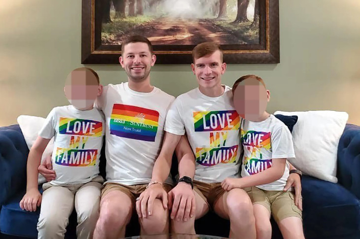 Rasti që tronditi botën: Një çift homoseksual përdhunuan fëmijët e tyre të birësuar dhe ia shitën një rrjeti pedofilësh