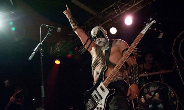 Το συγκρότημα του νεοναζί «Καιάδα» δίνει μυστικές συναυλίες στο Μεξικό – «Sieg Heil» φώναζε το πλήθος