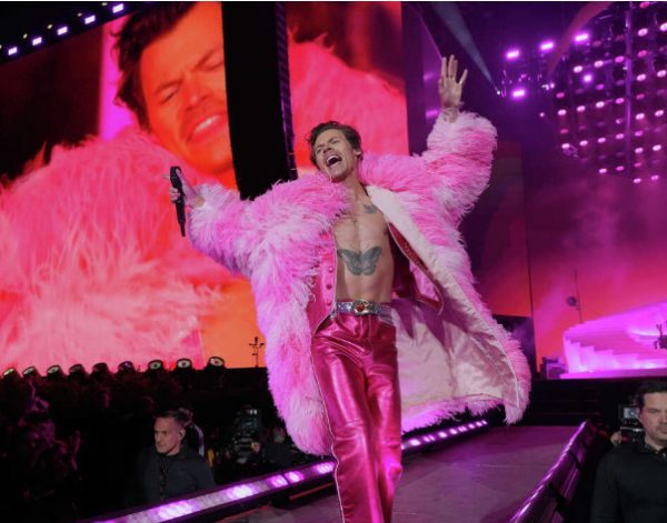 Harry Styles: Δεν σταματά να τραγουδά ακόμα και με σκισμένο παντελόνι σε επίμαχο σημείο