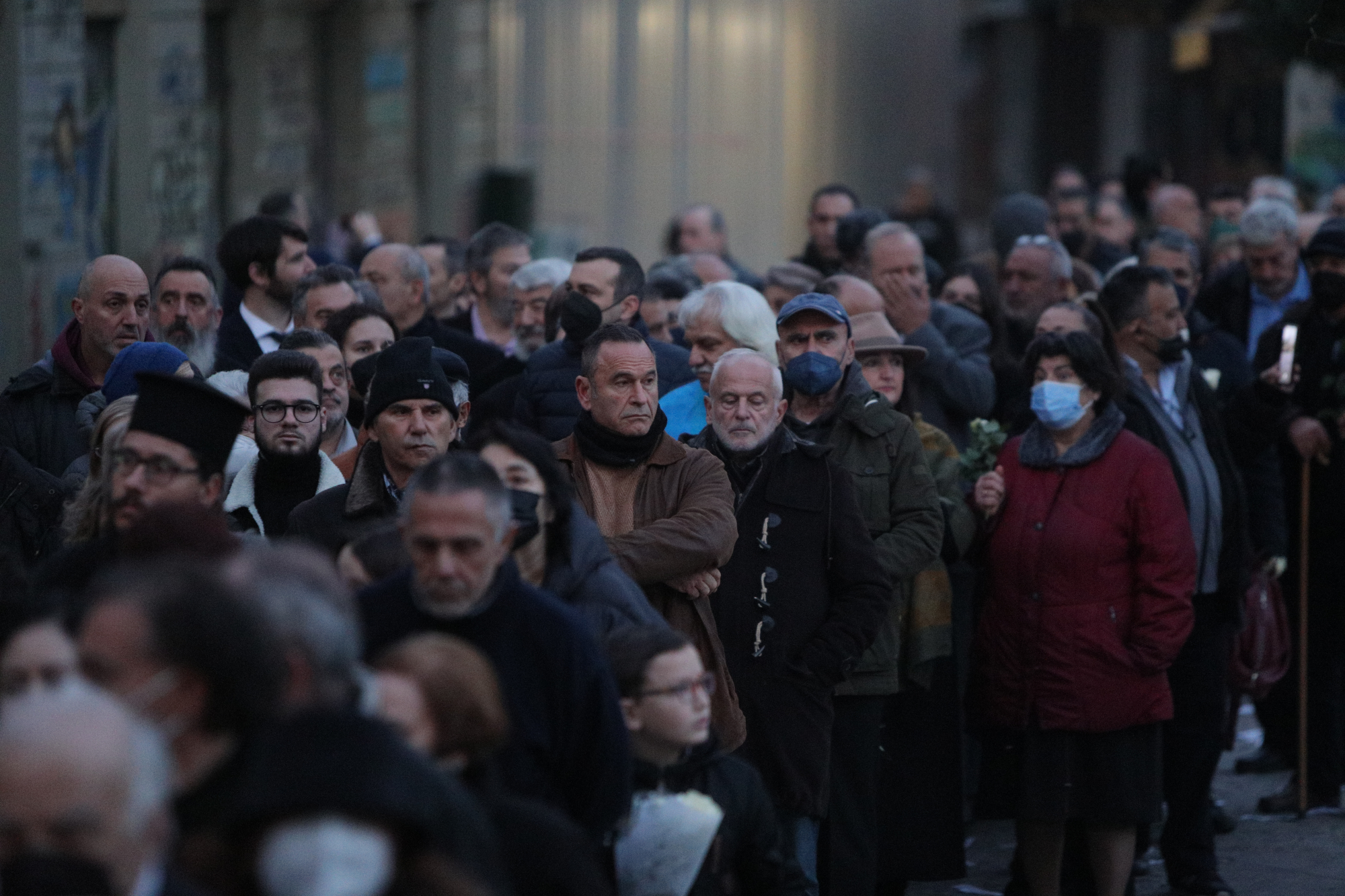 Τέως Βασιλιάς Κωνσταντίνος: Πλήθος κόσμου έξω από το Παρεκκλήσι της Μητρόπολης για το λαϊκό προσκύνημα