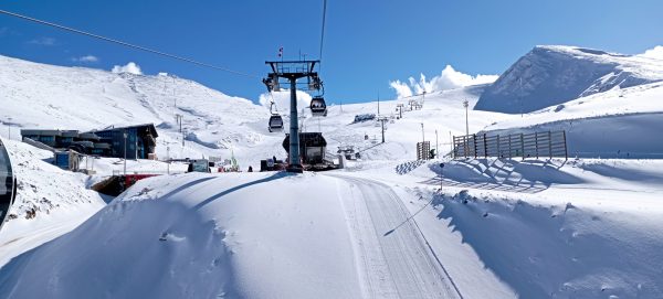 Με φρέσκο χιόνι και ανοικτές πίστες το Χιονοδρομικό Κέντρο Παρνασσού