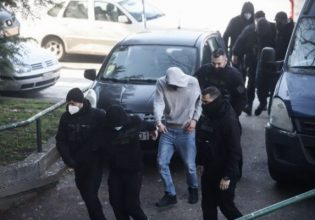 Άλκης Καμπανός: «Ζητήσαμε επιμόνως να χαρακτηριστούν ως εγκληματική οργάνωση» οι 12 κατηγορούμενοι, λέει ο Αλέξης Κούγιας