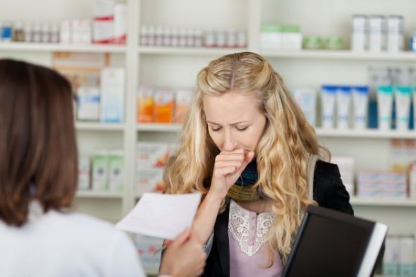 Βήχας: Γιατί επιμένει μετά από ίωση – Πόσο πρέπει να ανησυχούμε