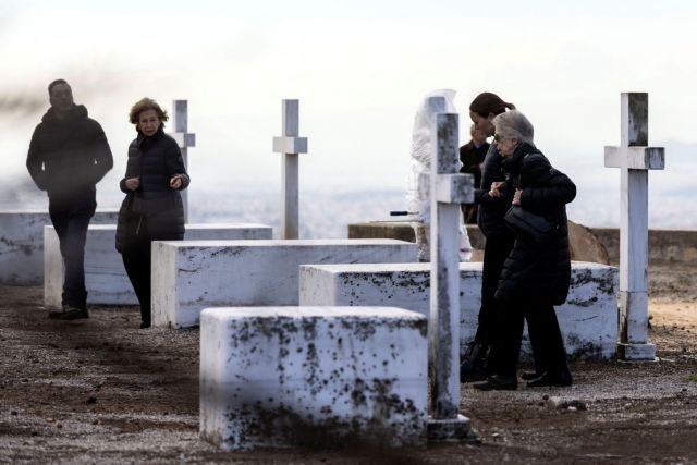 Τέως βασιλιάς Κωνσταντίνος: Συντετριμμένη στους τάφους των γονιών της στο Τατόι η Βασίλισσα Σοφία