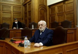 Ειδικό δικαστήριο: «Εφευγαν φάκελοι και τσάντες με χρήματα για βοήθεια προς το ΣΥΡΙΖΑ», είπε η γραμματέας Καλογρίτσα