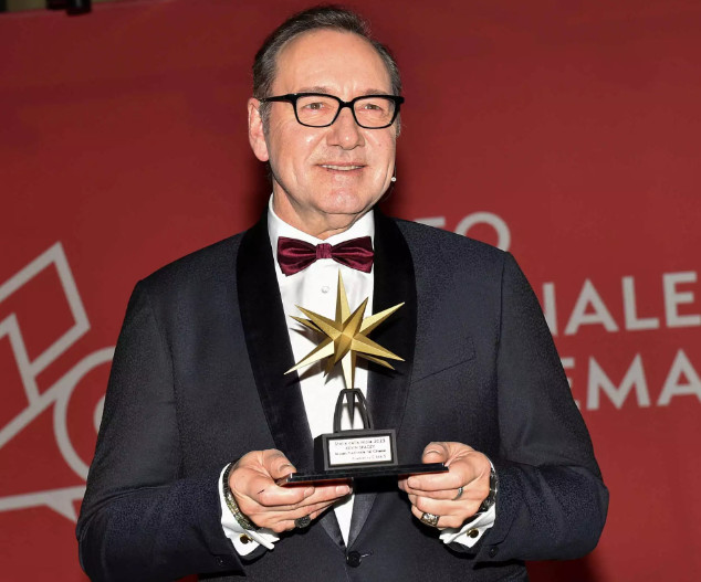 Κέβιν Σπέισι: Βράβευση ανάμεσα στις δικαστικές διαμάχες