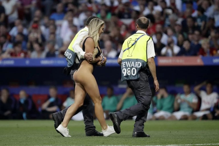 Η καλλονή που είχε κάνει «ντου» στον τελικό του Τσάμπιονς Λιγκ το 2019 έγινε πιλότος και έχει λογαριασμό στο Only Fans