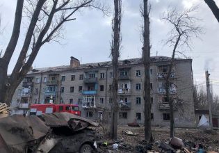 Ουκρανία: Χτυπήθηκαν τέσσερις πολυκατοικίες και ξενοδοχείο στην Κοστιαντίνιφκα – Νεκροί και τραυματίες