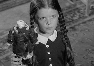 Wednesday Addams: Πέθανε η πρώτη ηθοποιός που την υποδύθηκε