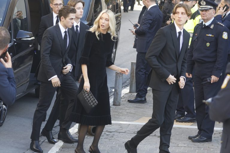 Πέρλες, Chanel και μαύρα ρούχα: To dress code της κηδείας του τέως Βασιλιά Κωνσταντίνου