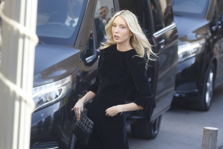 Μαρία Ολυμπία: Ξεχώρισε στην κηδεία του τέως βασιλιά Κωνσταντίνου – Η σικ εμφάνισή της