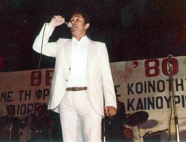 Στέλιος Μπέλλος: Ο τραγουδιστής που διέδιδε το δημοτικό τραγούδι ανά την υφήλιο