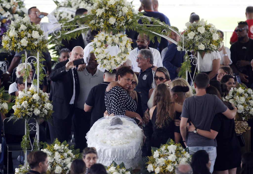 Οι Βραζιλιάνοι αποχαιρετούν τον Πελέ